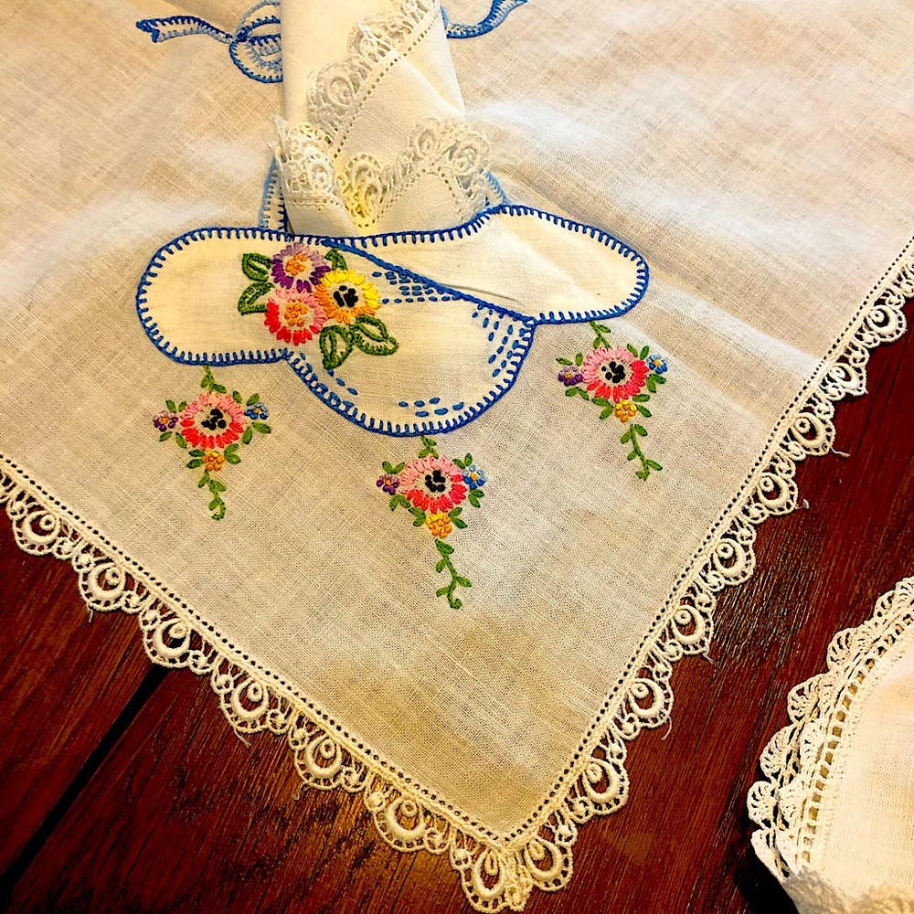 Vintage Luncheon Linen Tablecloth with 4 matching napkins.